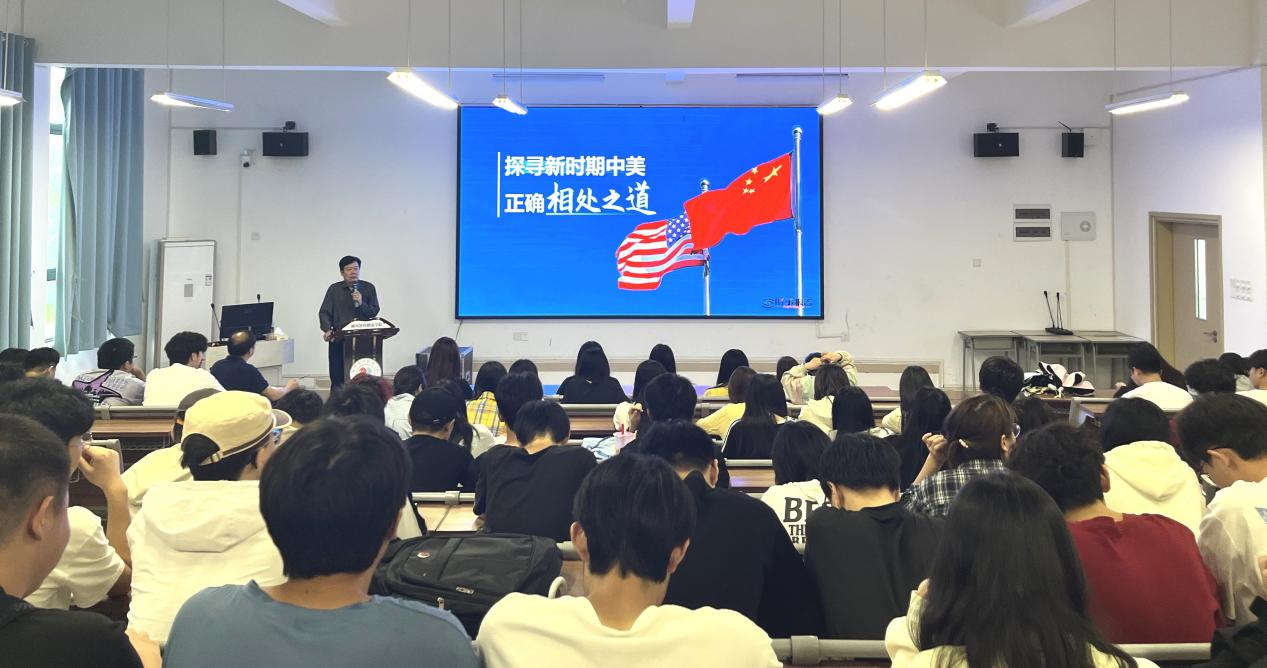 常务副校长雷久相为学生讲授“形势与政策”课